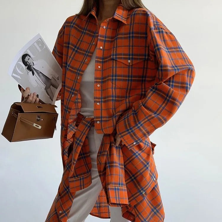 Frontvisning av Dame Oversized Rutete Skjorte – Langermet og avslappet passform.