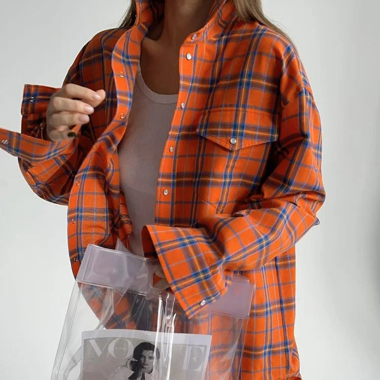 Bakside av den komfortable Dame Oversized Rutete Langermede Skjorten.