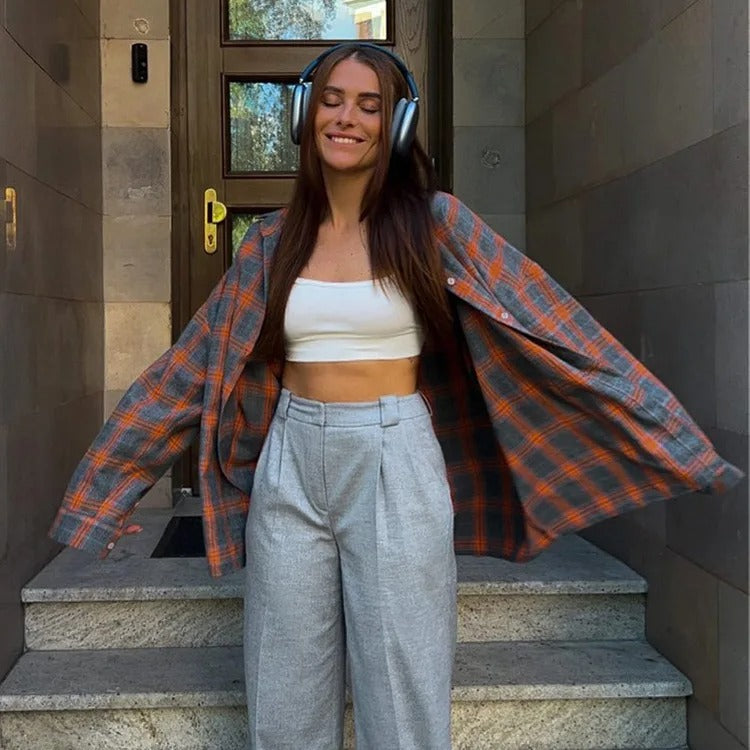 Komfortabel oversized rutete skjorte til dame, ideell for lagvis bekledning hele året.