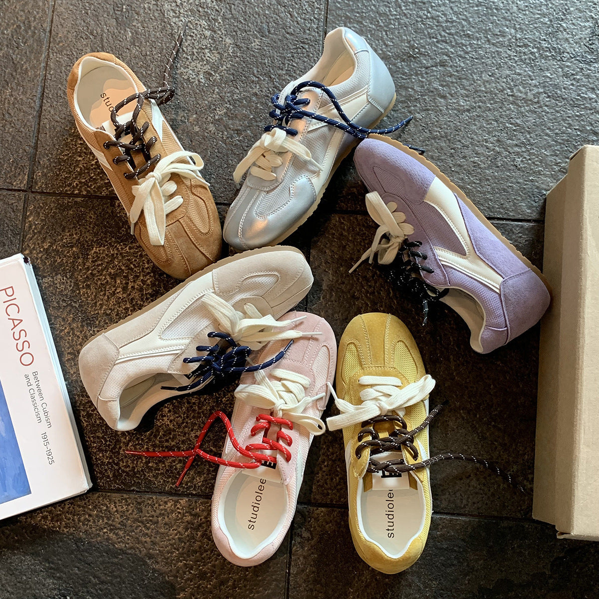 "Dame retro sports sneakers i vintage design med lær og mesh, stilfulle for daglig bruk, komfortabel polstret innersåle."
