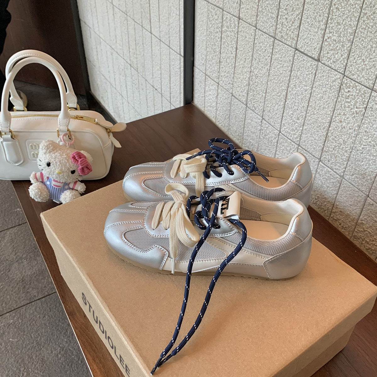 "Dame retro sports sneakers i vintage design med lær og mesh, stilfulle for daglig bruk, komfortabel polstret innersåle."