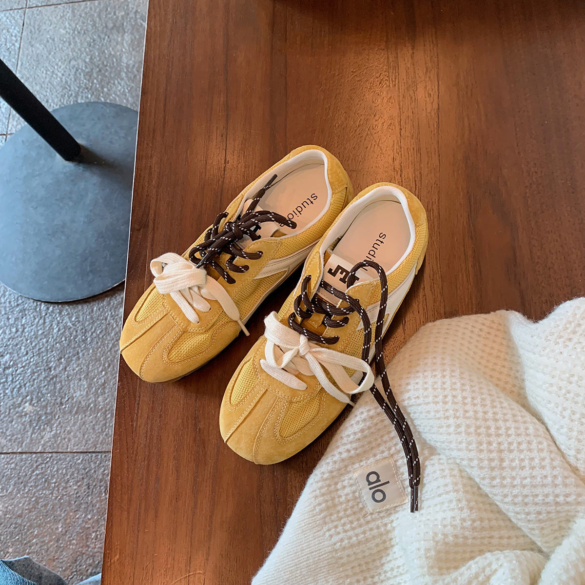 "Dame retro sports sneakers i vintage design med lær og mesh, stilfulle for daglig bruk, komfortabel polstret innersåle."