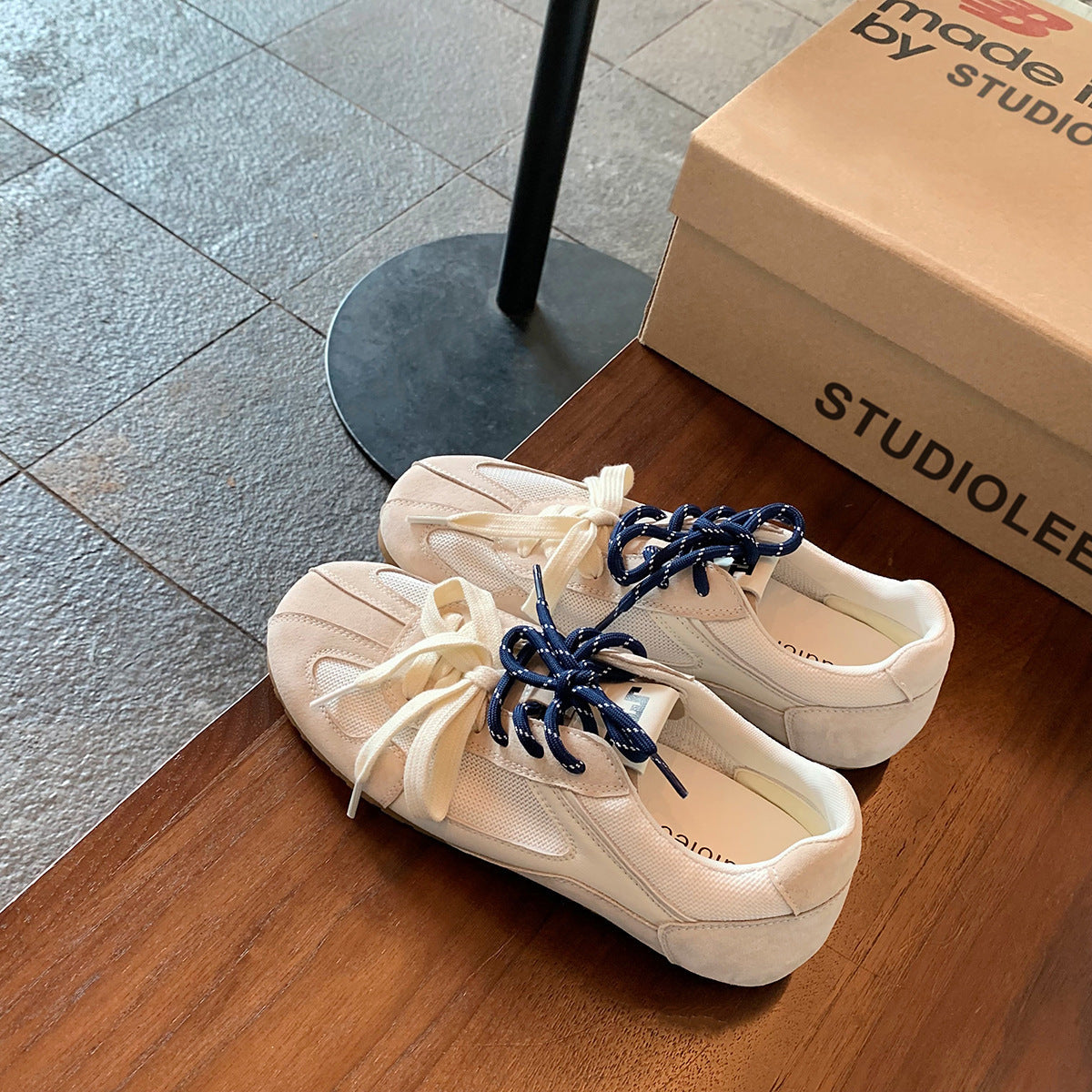 "Dame retro sports sneakers i vintage design med lær og mesh, stilfulle for daglig bruk, komfortabel polstret innersåle."