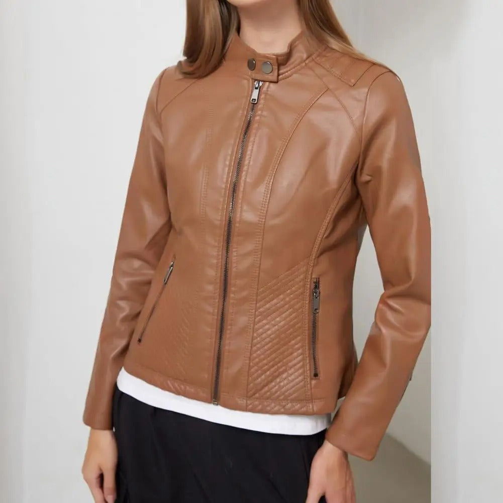 Kvinne iført stilfull Dame Skinnjakke Mystique i premium skinn. Elegant og casual vår- og høstjakke.