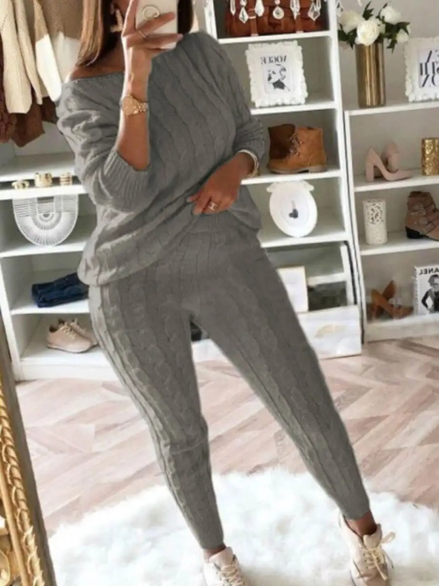 Dame strikket loungewear-sett i en nøytral tone med droppet skulder, perfekt for avslappede dager og moteklær.