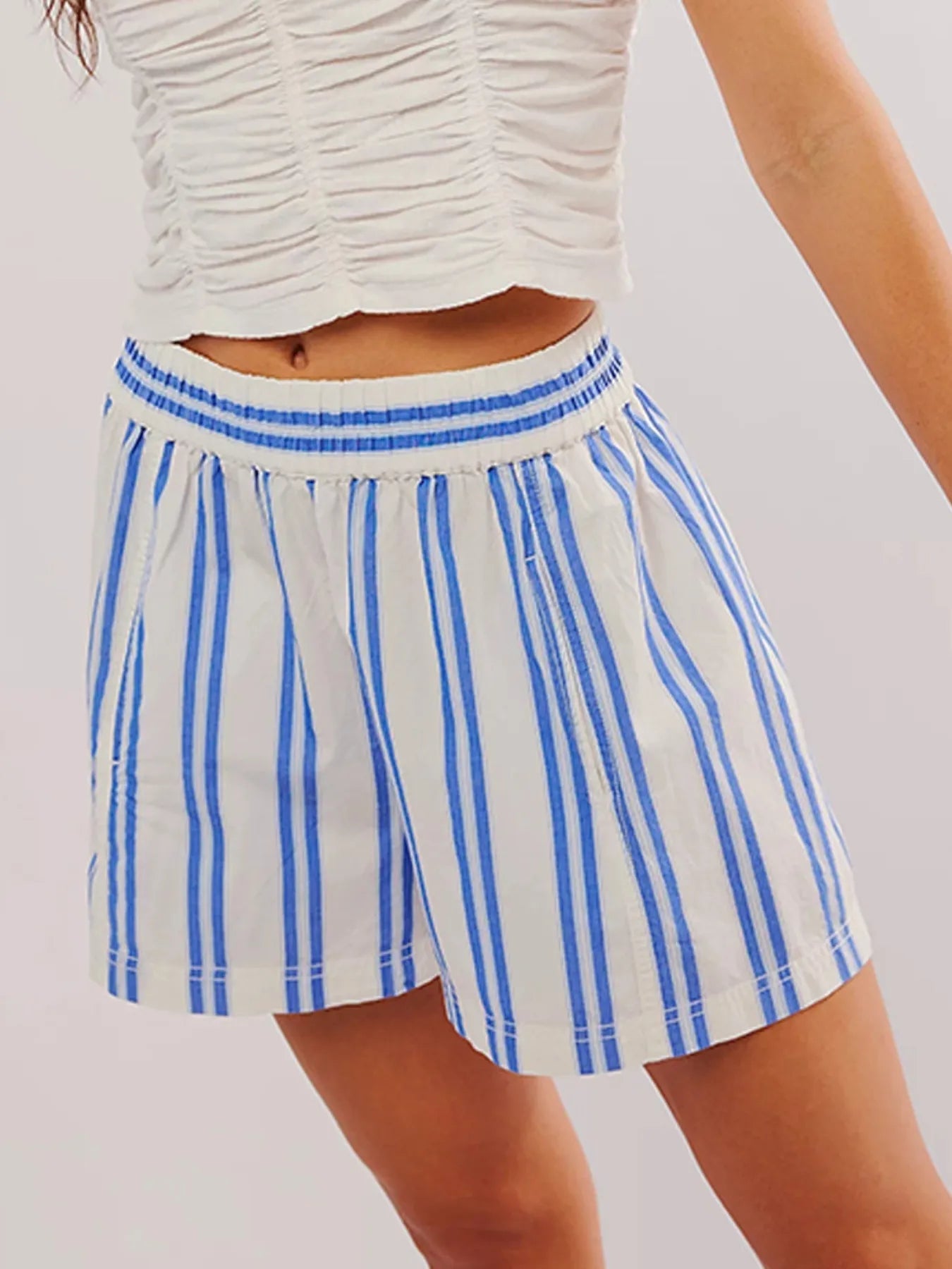 Sommerlig stripete shorts med høyt liv, komfortabel og stilig for damer.