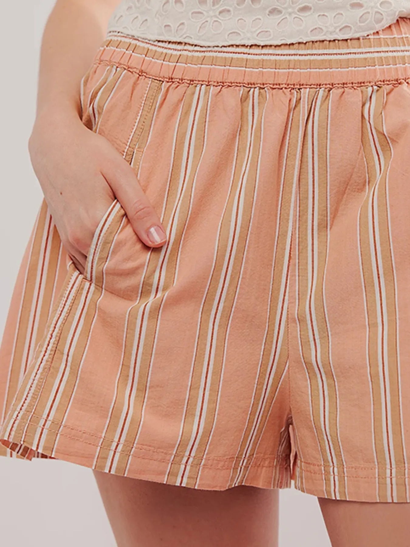 Stilig dame shorts med vertikale striper og høyt liv, perfekt for varme dager.