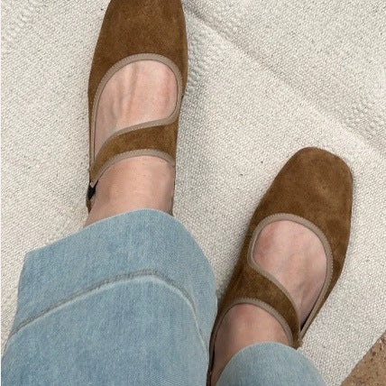 "Dame suede Mary Jane flats med justerbar stropp, elegant kvadratisk tå og semsket skinn i et sofistikert design."