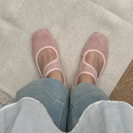 "Dame suede Mary Jane flats med justerbar stropp, elegant kvadratisk tå og semsket skinn i et sofistikert design."