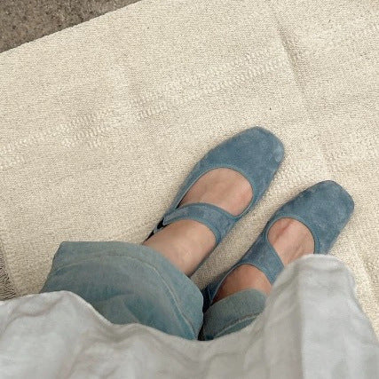 "Dame suede Mary Jane flats med justerbar stropp, elegant kvadratisk tå og semsket skinn i et sofistikert design."