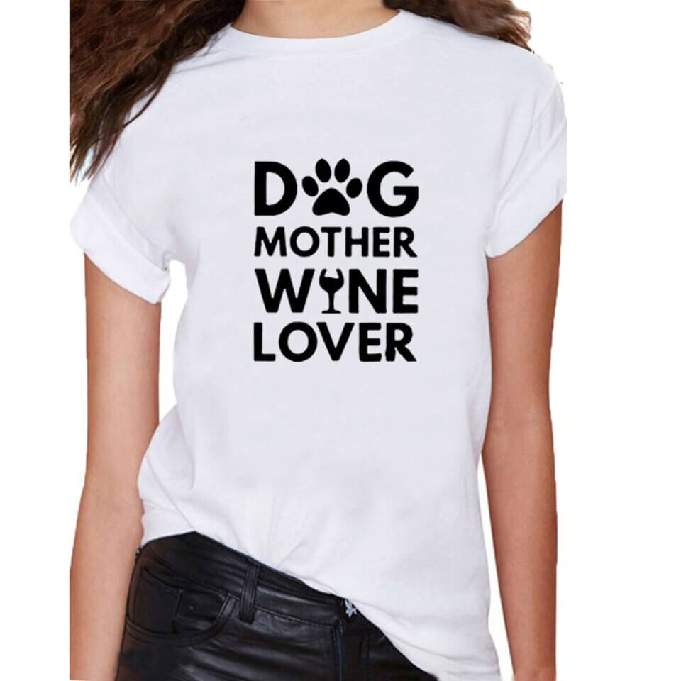 Dame t-skjorte med "Hund Mor Vinelsker" trykk. Perfekt for hundeeiere og vinentusiaster.