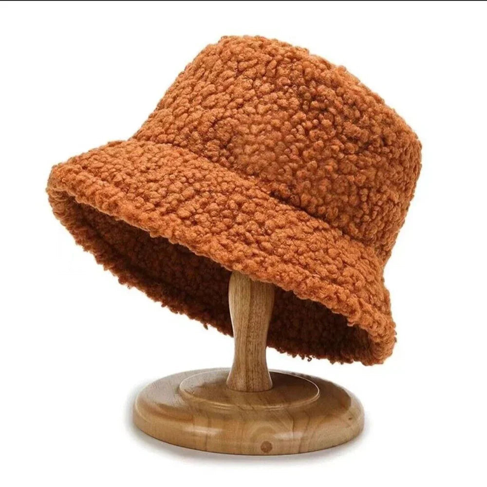 Grå teddy bøttehatt til dame. Varm og komfortabel vinterlue. Stilig hodeplagg for trendy antrekk.
