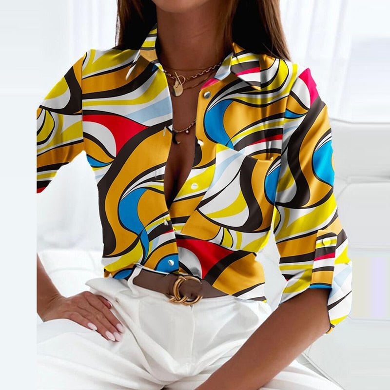 Feminin damebluse med omslagskrage som fremhever midjen. Stilren og elegant for moderne kvinner.