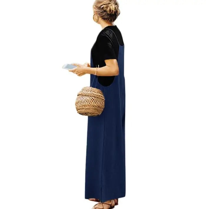 Stilfull ermeløs damejumpsuit med løs passform. Vide ben, ideell for sommerkomfort og ferie.