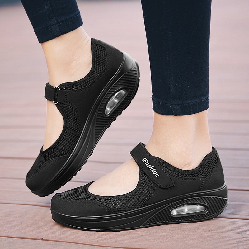 Pustende sneakers for damer: Klassiske sorte sneakers med komfortabel passform, ideelle som hverdagssko.