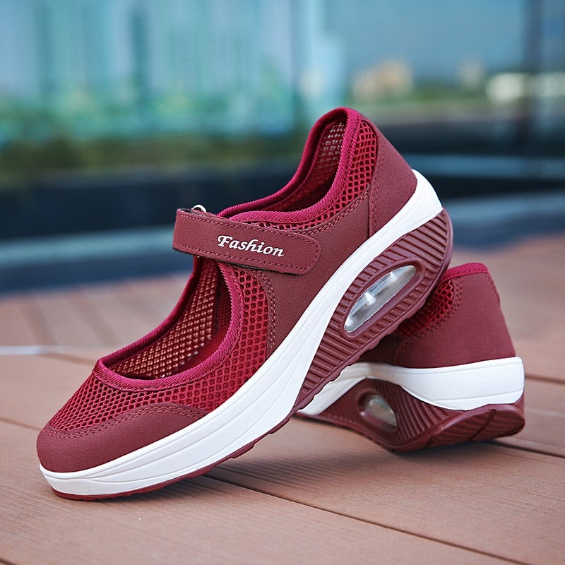 Ortopediske fritidssko for damer: Beige puste-sneakers, lettvekt og komfortable for lange dager.