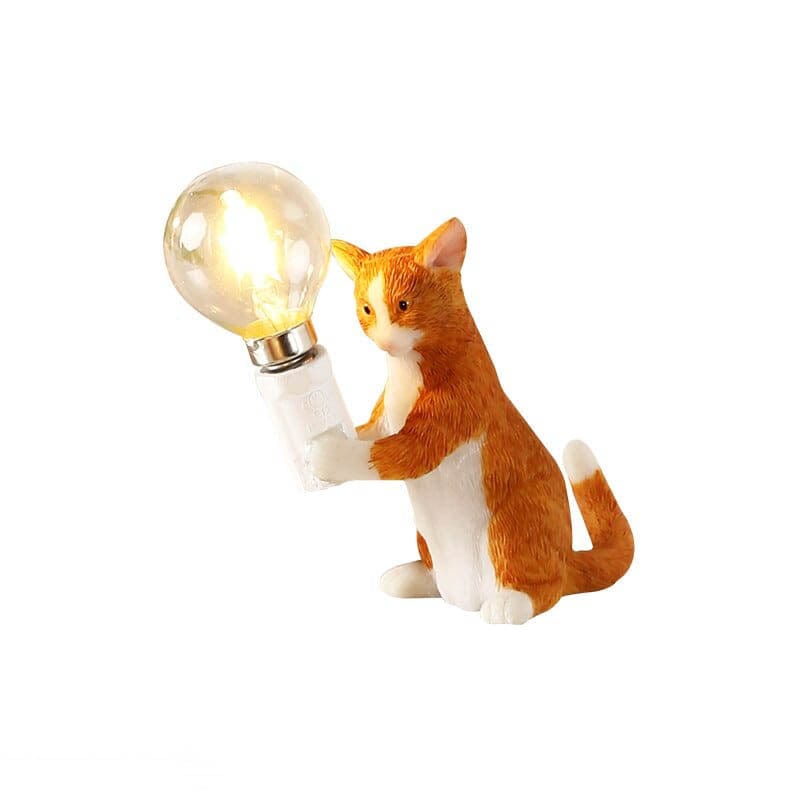Sjarmerende kattefigur bordlampe. Unik hjemmedekor og varm belysning for et koselig rom.