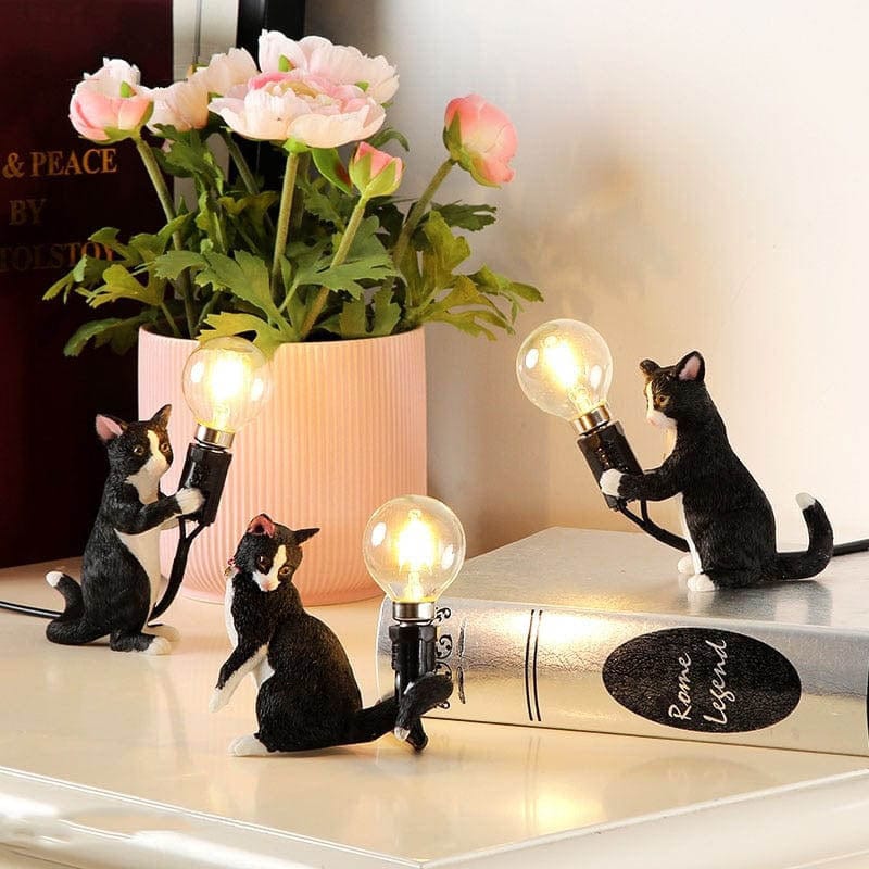 Lekker bordlampe med detaljert kattefigur. Skaper en koselig atmosfære og gir varm belysning.