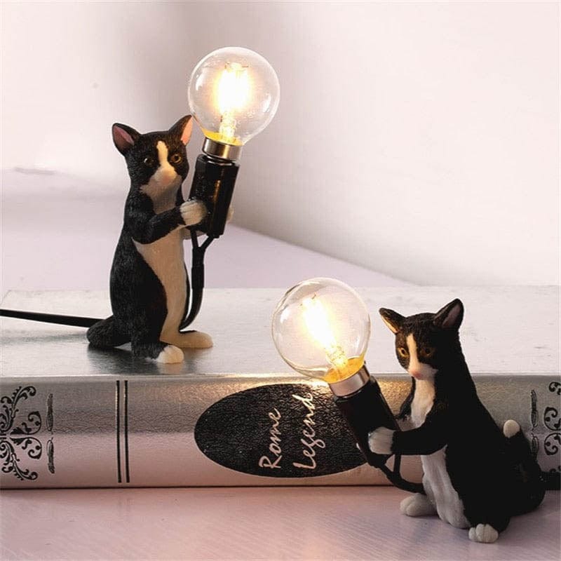 Stilfull bordlampe med kattefigur. Gir funksjonell belysning og dekorativ sjarm til ethvert rom.
