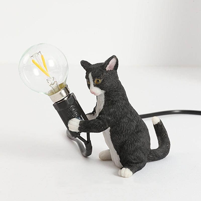 Unik bordlampe med kattefigur. Perfekt dekorasjon og belysning for nattbord, skrivebord eller stue.