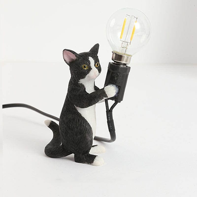 Sjarmerende bordlampe med kattefigur. Et koselig element for hjemmedekor, stemningslys og interiør.