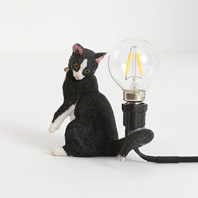Bordlampe med leken kattefigur. Multifunksjonell belysning, dekorativ og en flott skrivebordslampe.