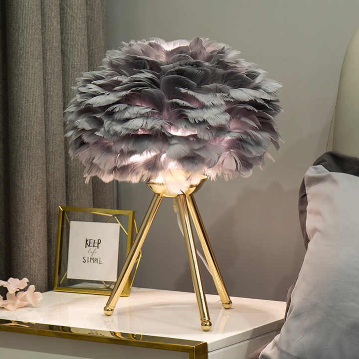 "Dempbar bordlampe med luksuriøse fjær, elegant og stilfull design i blå, grå, hvit, lilla, eller rosa farger."