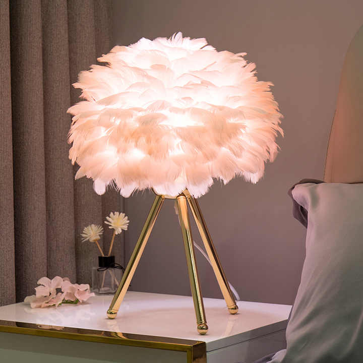 "Dempbar bordlampe med luksuriøse fjær, elegant og stilfull design i blå, grå, hvit, lilla, eller rosa farger."