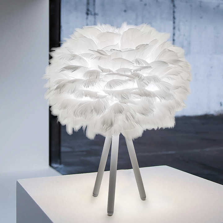 "Dempbar bordlampe med luksuriøse fjær, elegant og stilfull design i blå, grå, hvit, lilla, eller rosa farger."
