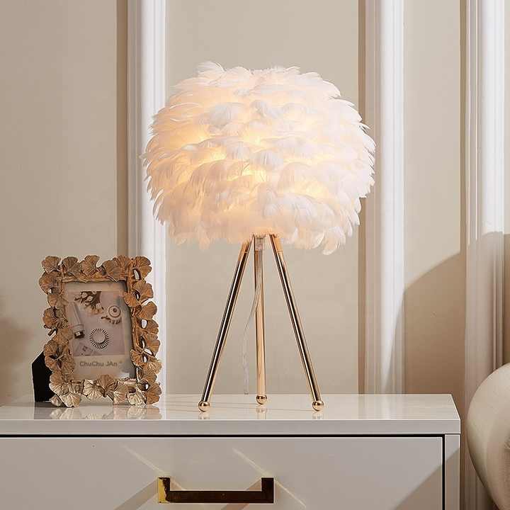"Dempbar bordlampe med luksuriøse fjær, elegant og stilfull design i blå, grå, hvit, lilla, eller rosa farger."