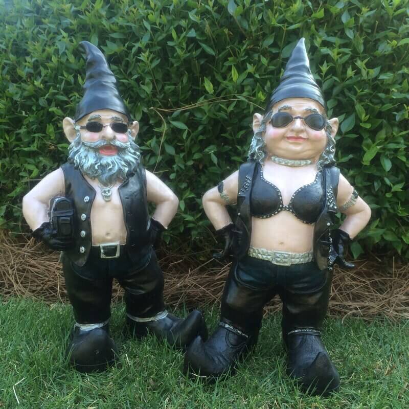 Hagegnomfigur mot et lyst bakteppe, fremhever detaljer og farger, sjarmerende innendørs dekor