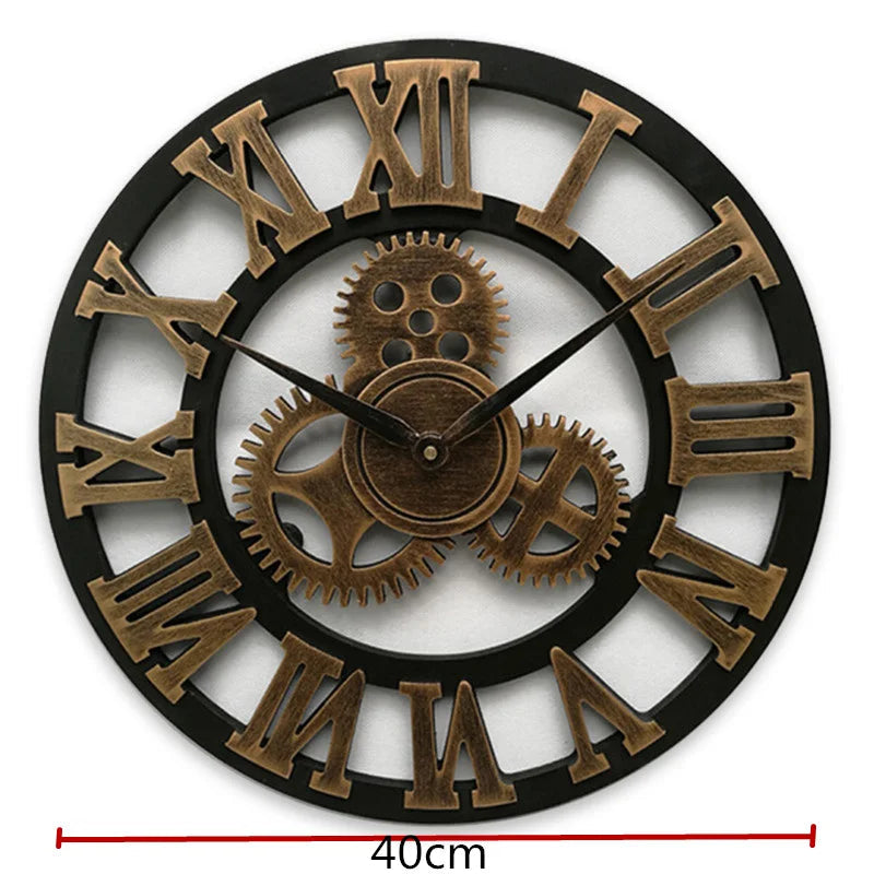 Rustikk veggklokke, industriell stil, med tydelige romertall, vintage utseende, klar for stuen eller kontoret.