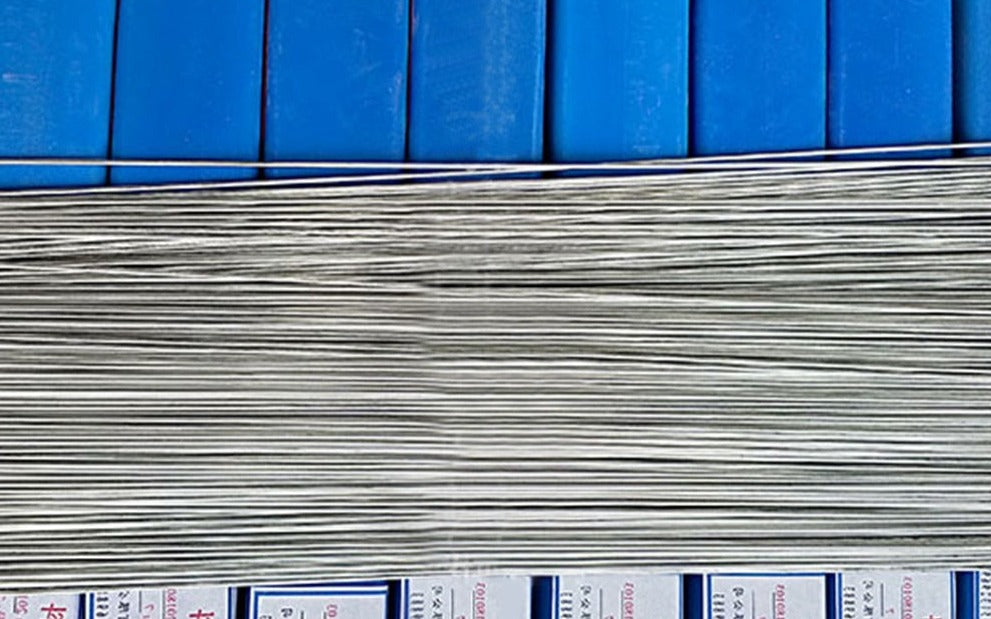 Nærbilde av flusskjernede aluminiumsveisestenger, ideelle for DIY-prosjekter og sveiseutstyr.