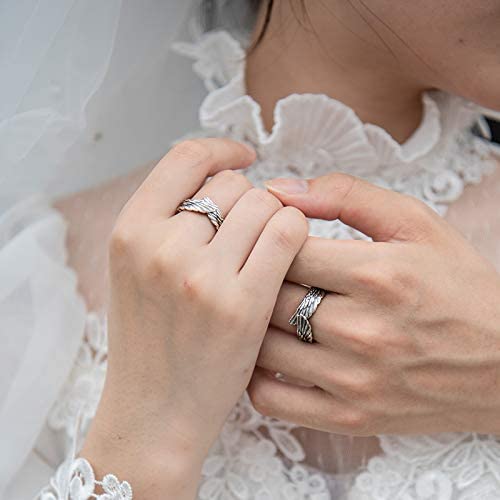Sideprofil av en unisex englevinge ring i sølv, viser tykkelsen og det ergonomiske designet som et beskyttende smykke.