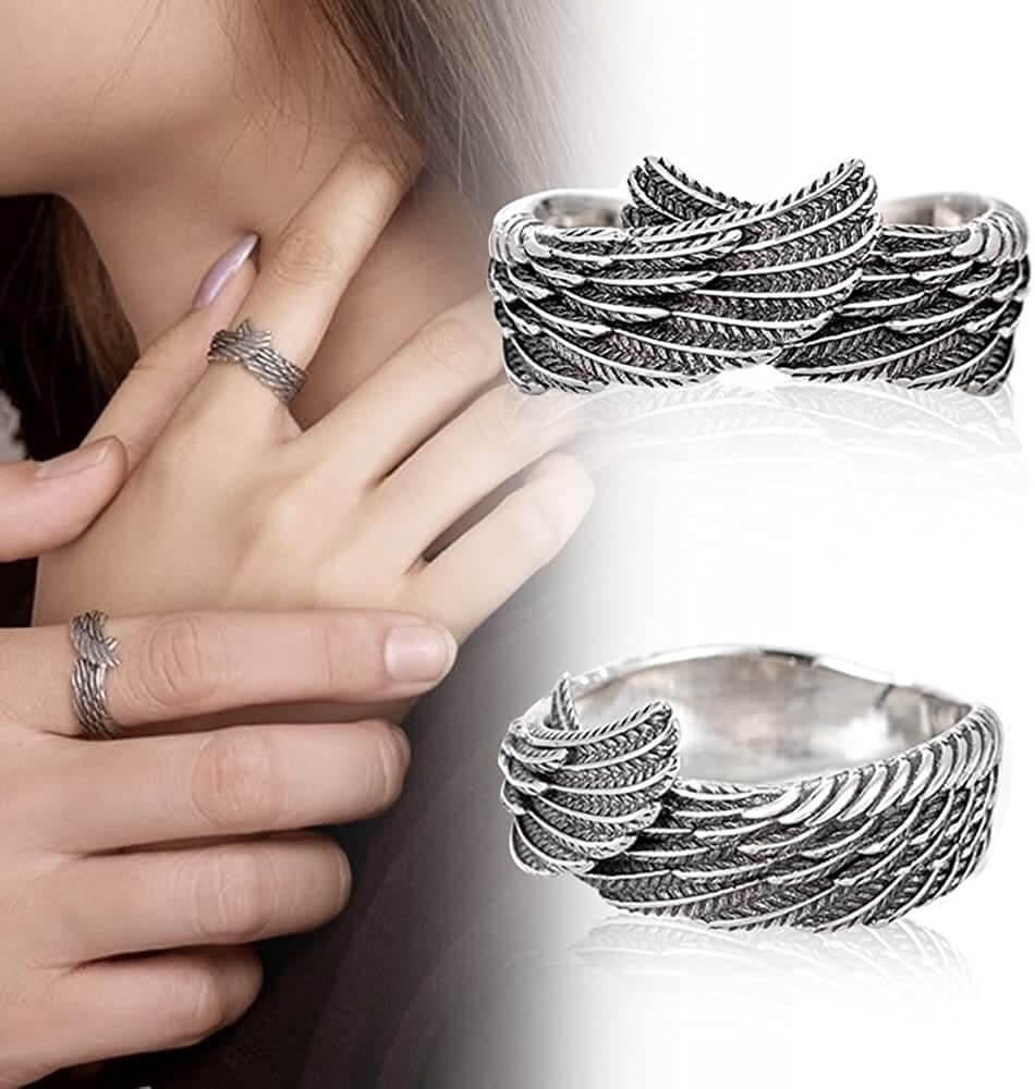 Unisex sølvring med elegant englevinge design, perfekt beskyttende smykke for menn og kvinner, nær makrofotografering.