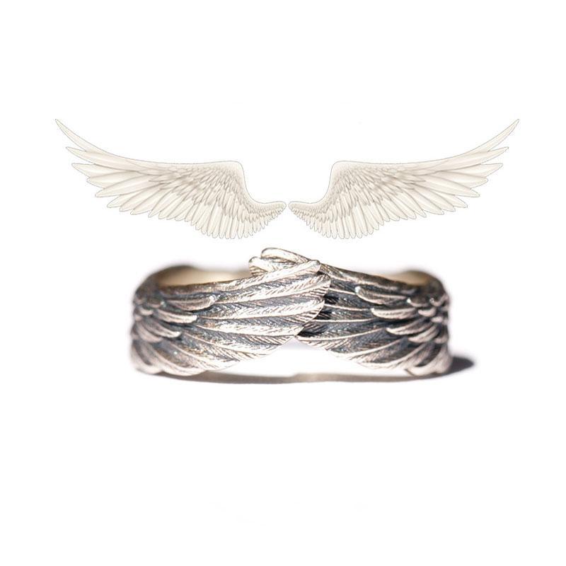 Produktbilde av en enkel, men elegant englevinge ring i sølv, velegnet som unisex beskyttende smykke eller gave til henne.