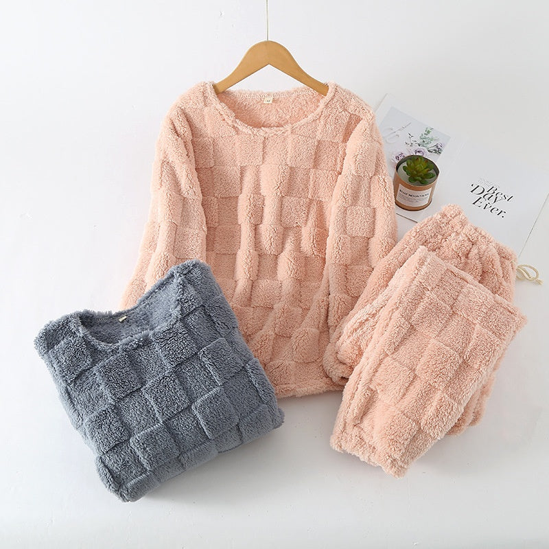 Nærbilde av kragen og knappene på rutete pyjamassett, fremhever stoffkvaliteten og pene sømmer, damemote.