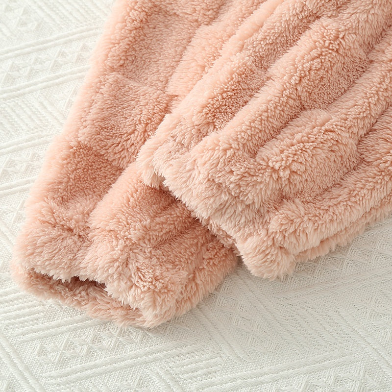 Rutete pyjamasbukse for kvinner i fokus, med elastisk midje og løs passform, perfekt for nattøy og avslapping.