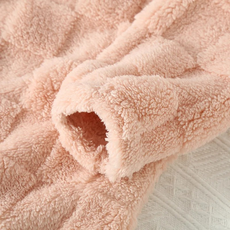 Topp fra rutete pyjamassett for kvinner, med lange ermer og knappelukking, en del av et komfortabelt sett.