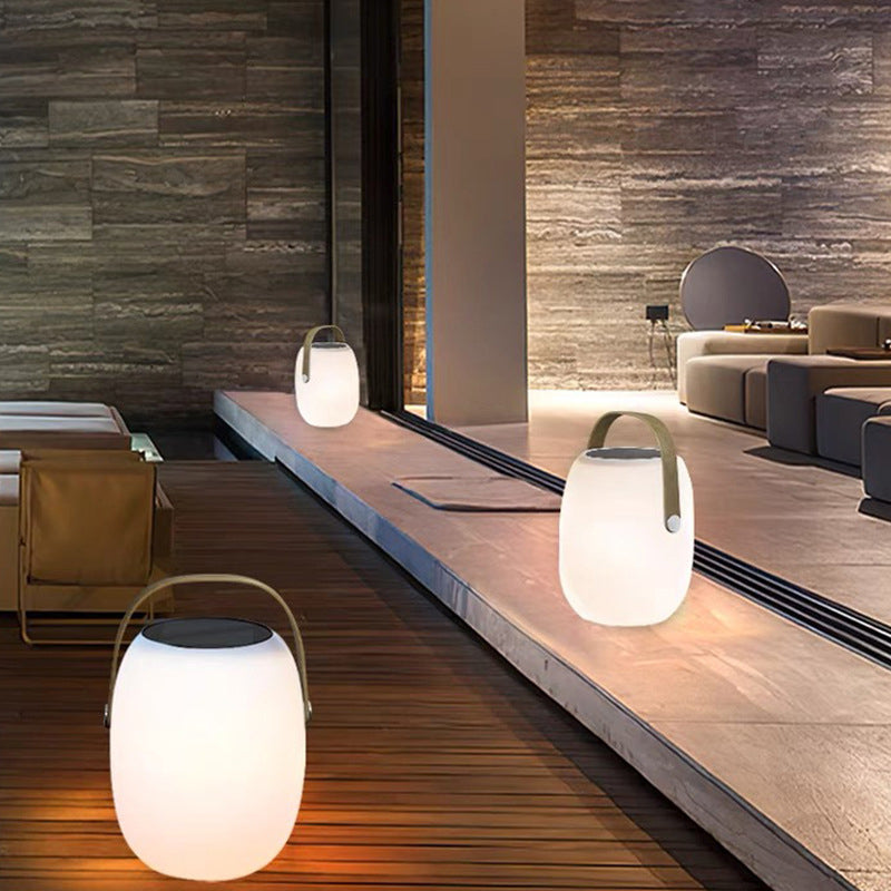 Utendørs LED-lampe med solcellepanel, perfekt for stemningslys i hagen eller på terrassen om kvelden.