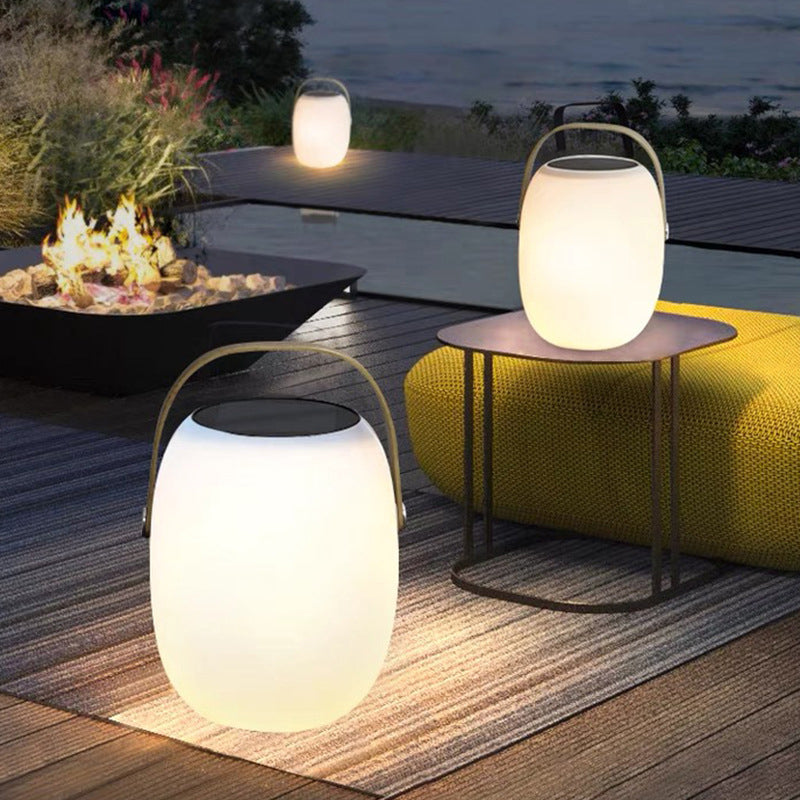 Bærbar LED-lampe til utebruk, drevet av solenergi, egnet som terrasselampe og hagebelysning.