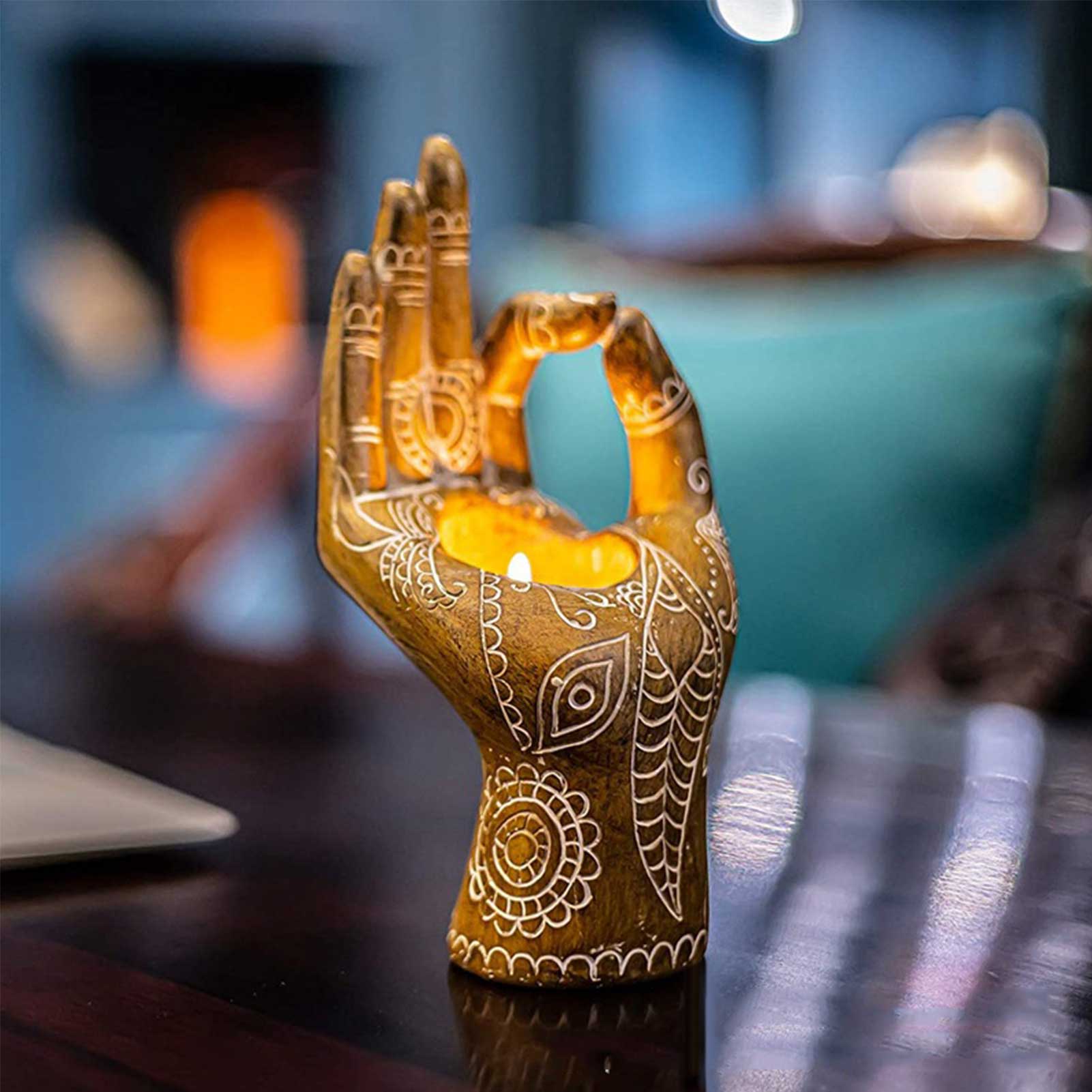 Stilren Buddha hånd lysestake i harpiks, perfekt for rolig borddekorasjon.