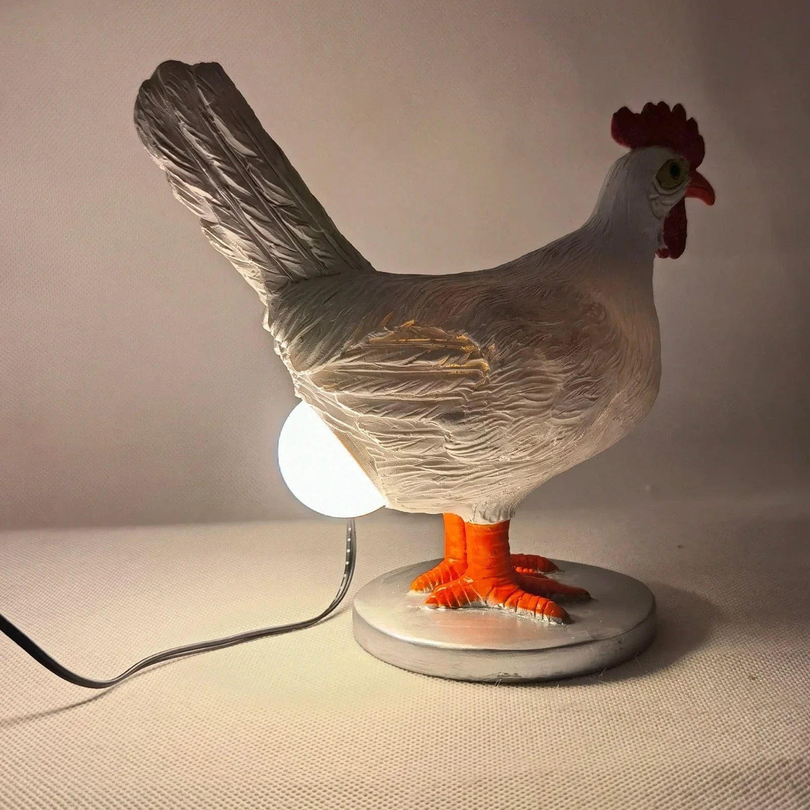 Unik kyllinglampe, en sjarmerende dyrefigur i resin som fungerer som en dekorativ bordlampe for interiør.
