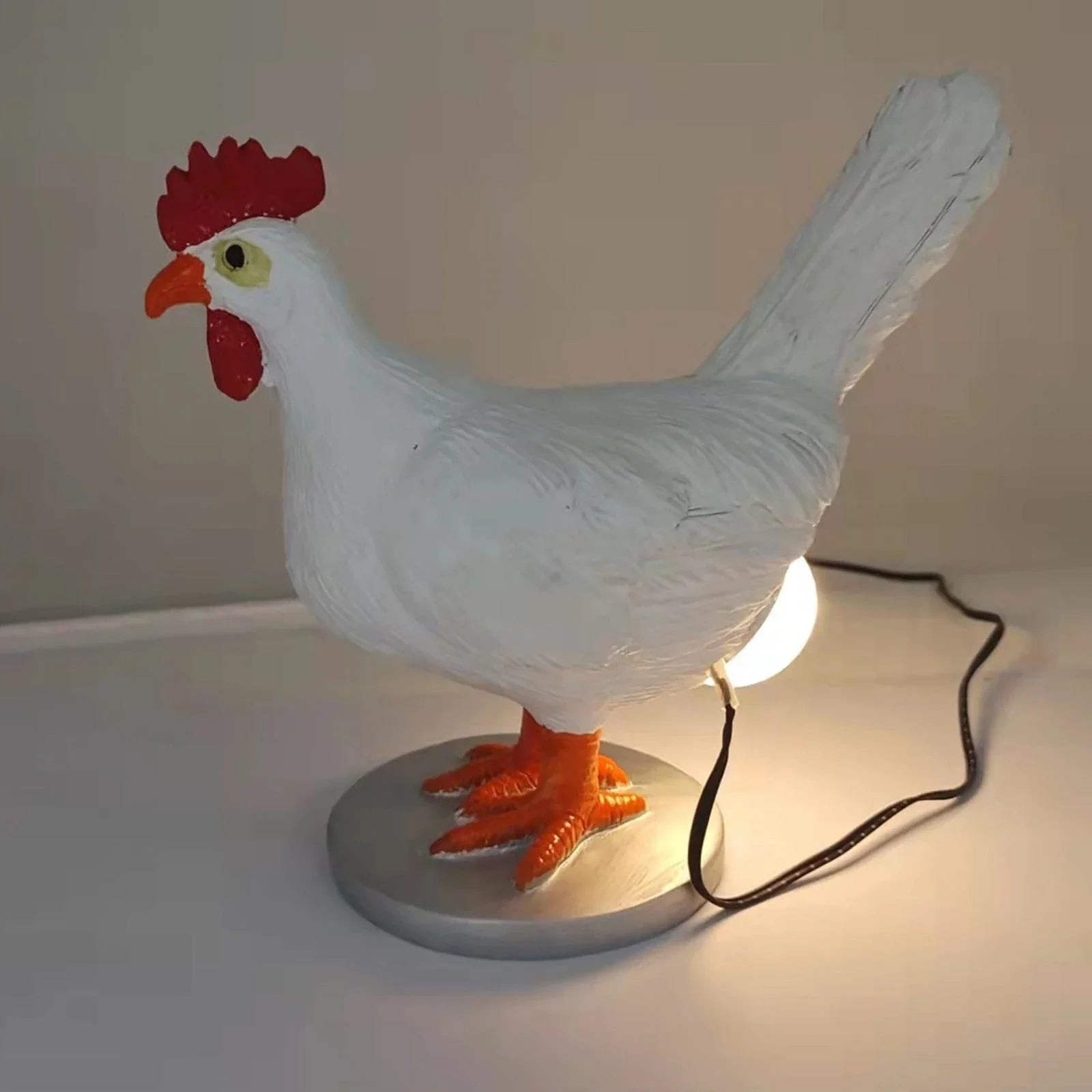 Koselig belysning fra hvit kyllinglampe i resin, perfekt som en unik gaveide og dekorlampe.