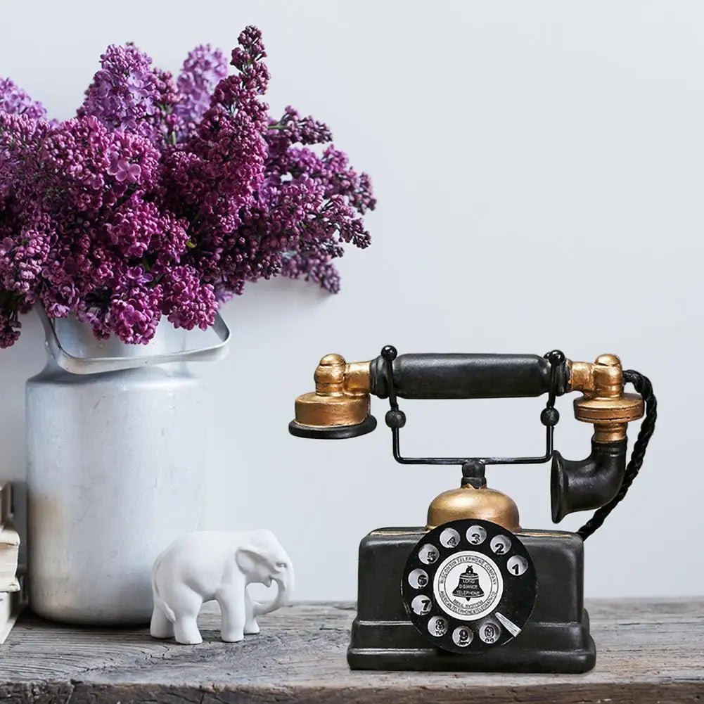 Håndsettet på en dekorativ retro telefon i sort, viser nøyaktig utførelse av harpiks, ideell for vintagedekor.