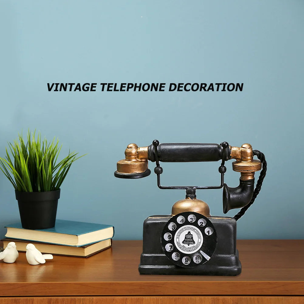 Dekorativ antikk sort telefon i retrostil, med tidløst design, roterende skive og elegant utforming i harpiks.