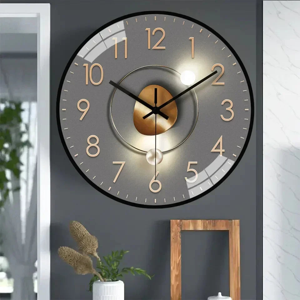 Digital veggklokke montert på lys vegg, fremhever moderne interiør og minimalistisk stil