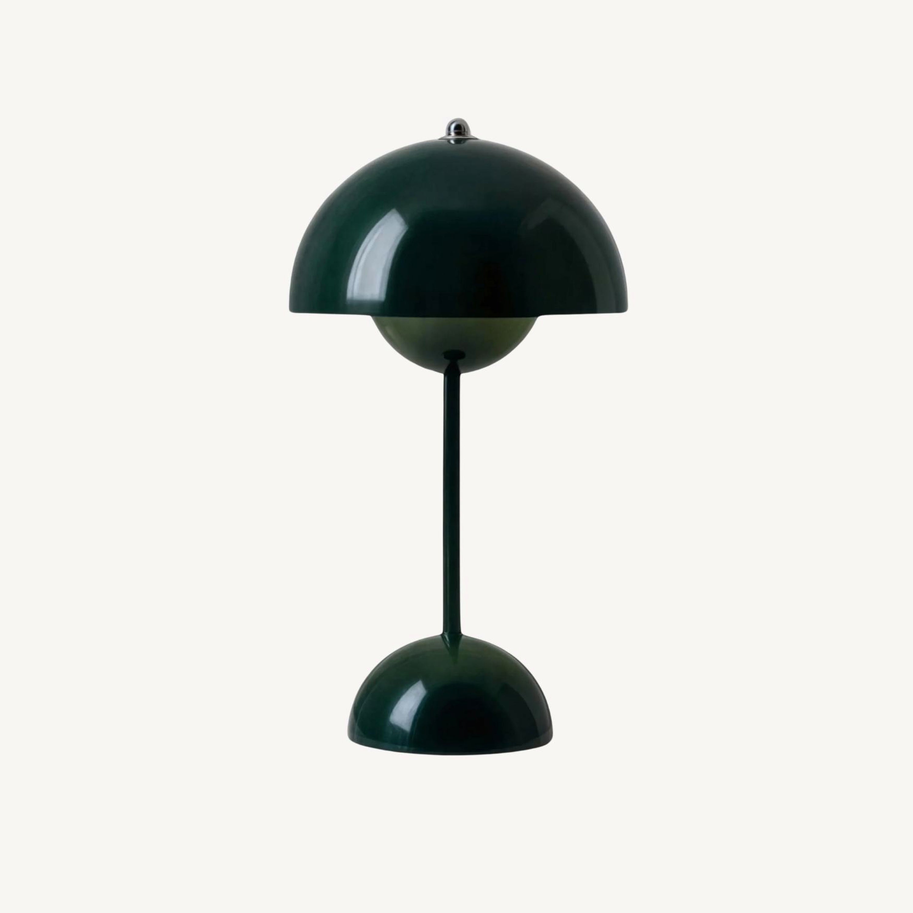 "Dimbar LED bordlampe i skandinavisk design med justerbart lys og stilrent metall, ideell for moderne hjem."