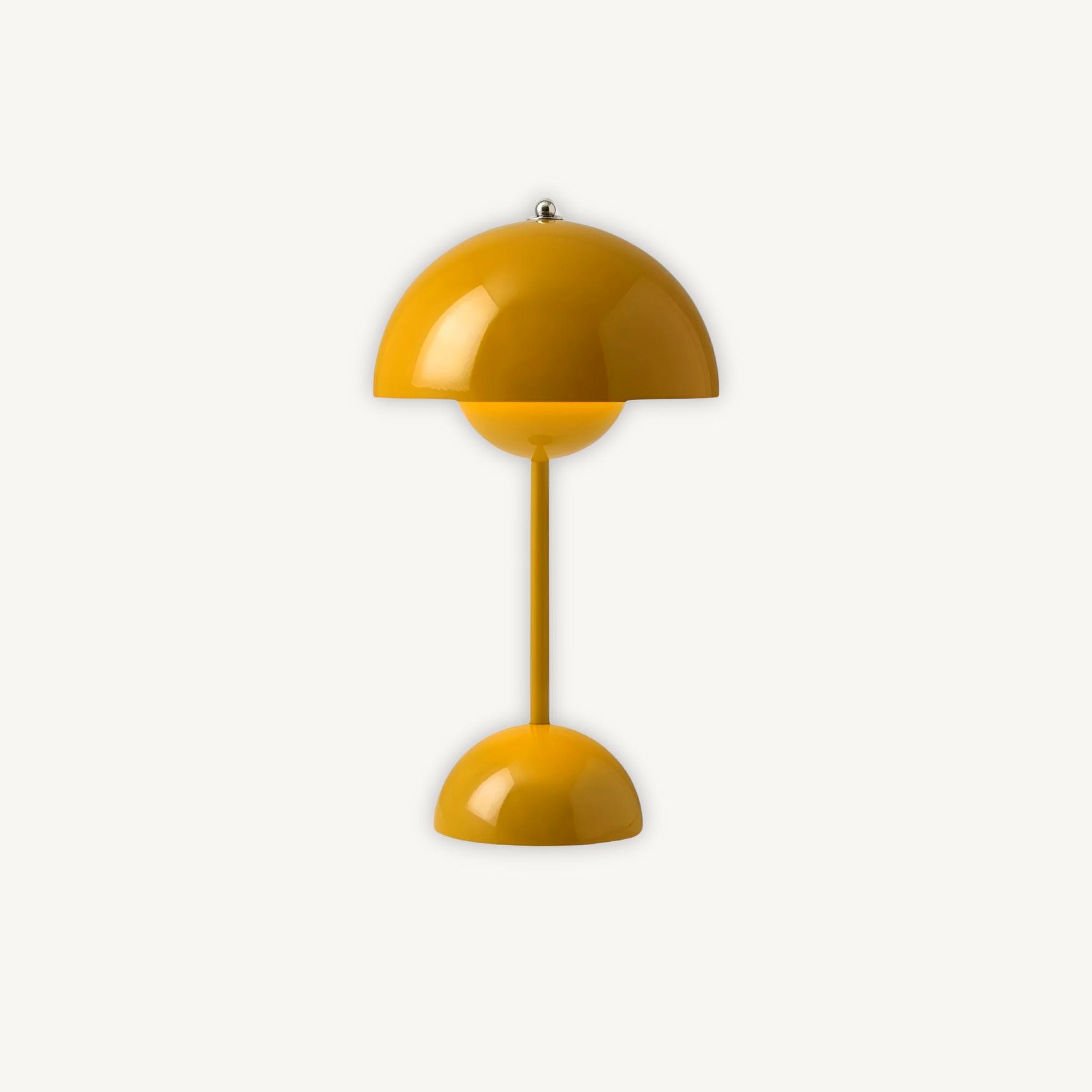 "Dimbar LED bordlampe i skandinavisk design med justerbart lys og stilrent metall, ideell for moderne hjem."