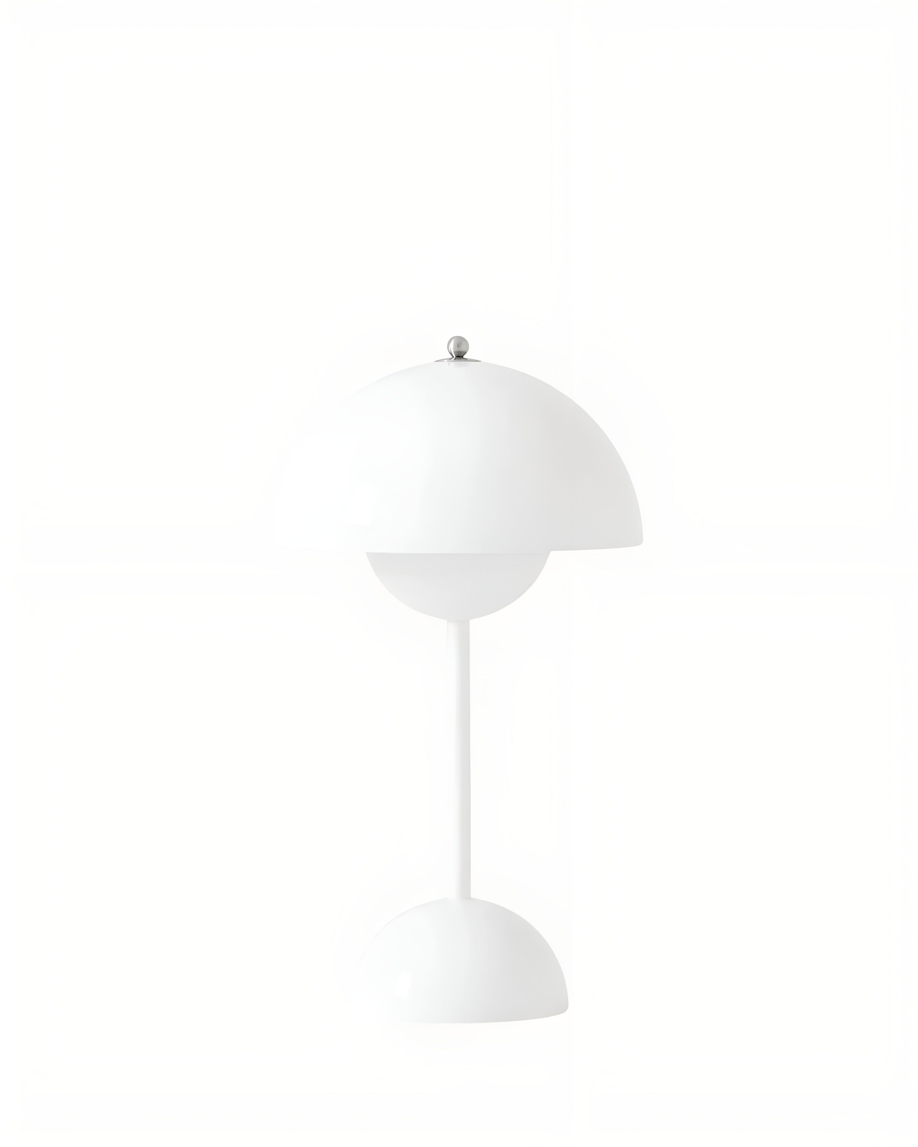 "Dimbar LED bordlampe i skandinavisk design med justerbart lys og stilrent metall, ideell for moderne hjem."